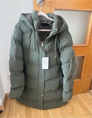 Plumífero Zara verde con capucha