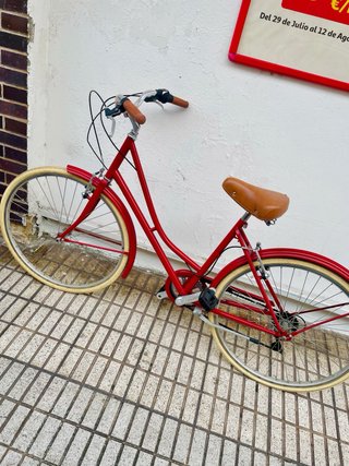 Bicicleta roja estilo urbano
