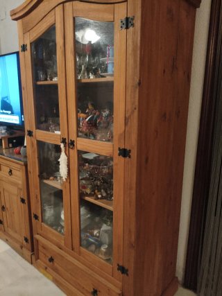Vitrina de salón de madera y cristal