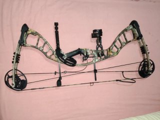 Arco de poleas Hoyt camuflaje