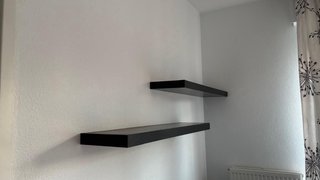 Mesa extensible negra, banco TV y 2 baldas