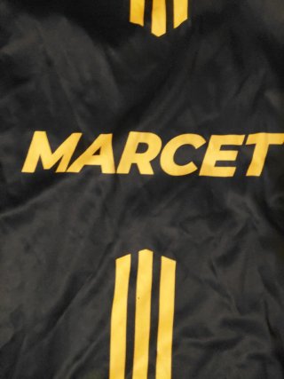 Camiseta deportiva Marcet negra y dorada