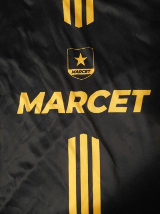Camiseta deportiva Marcet negra y dorada