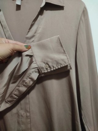 Camisa sedosa taupe H&M XS