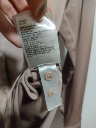 Camisa sedosa taupe H&M XS