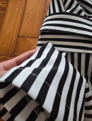 Macacão listrado preto e branco