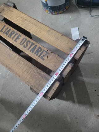 Cajas de madera rústica tintadas sin lijar.