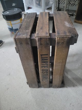 Cajas de madera rústica tintadas sin lijar.