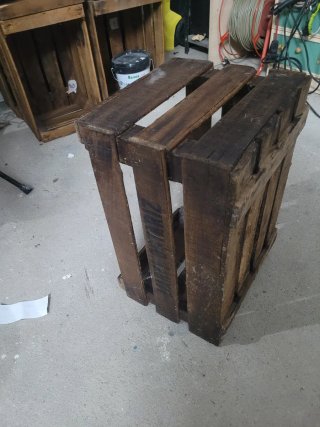 Cajas de madera rústica tintadas sin lijar.
