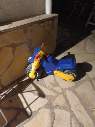 Moto de juguete azul y amarilla para niño