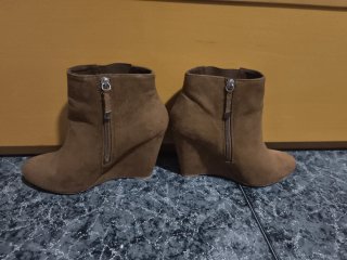 Botines cuña ante marrones