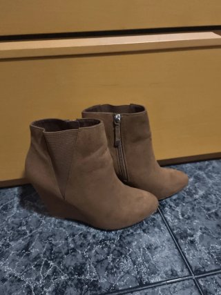 Botines cuña ante marrones