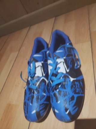 Zapatillas de fútbol negras y azules