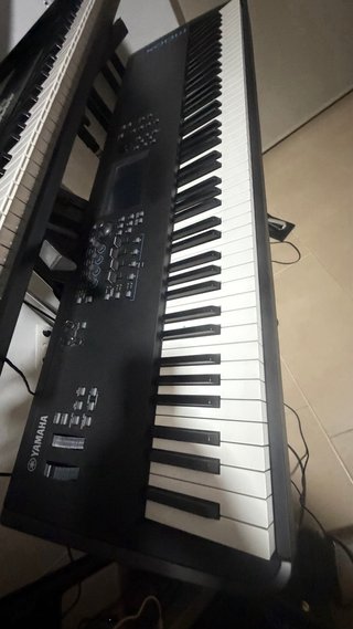 Sintetizador Yamaha MODX8 88 Teclas Contrapesadas