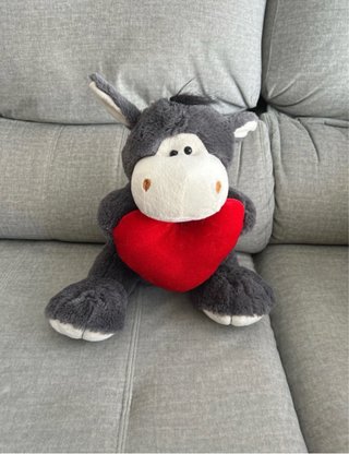 Peluche burro con corazón rojo