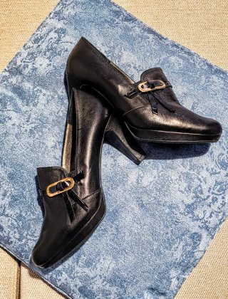 Scarpe col tacco nere con fibbia dorata