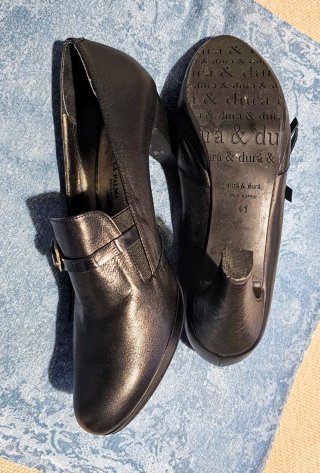 Scarpe col tacco nere con fibbia dorata