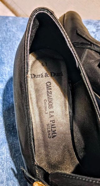 Scarpe col tacco nere con fibbia dorata