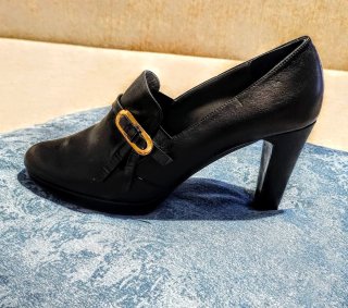 Scarpe col tacco nere con fibbia dorata