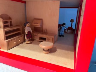 Casita de madera Beeboo con muñecos