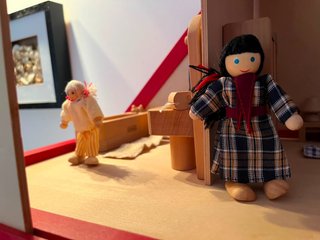 Casita de madera Beeboo con muñecos