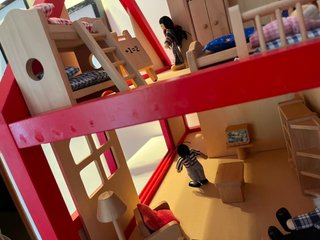 Casita de madera Beeboo con muñecos