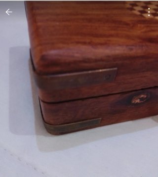Caja de madera con detalles metálicos