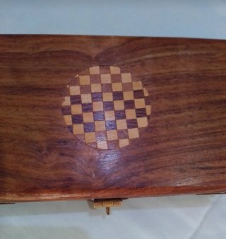 Caja de madera con detalles metálicos