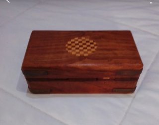 Caja de madera con detalles metálicos
