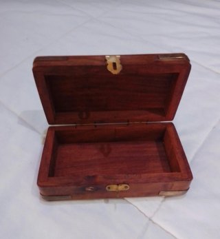 Caja de madera con detalles metálicos
