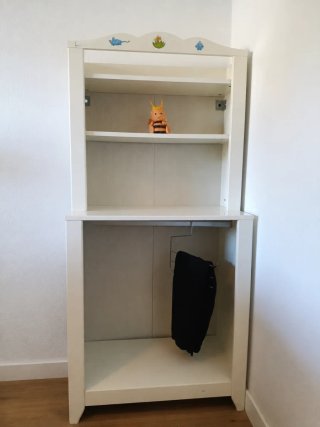 Mueble infantil perchero y estantería