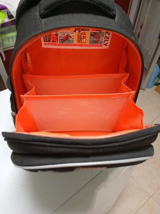 Mochila con carro y diseño espacial