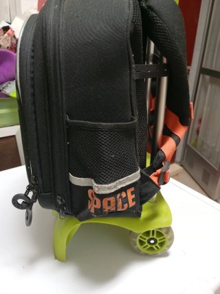 Mochila con carro y diseño espacial