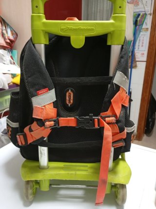 Mochila con carro y diseño espacial