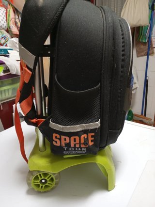 Mochila con carro y diseño espacial
