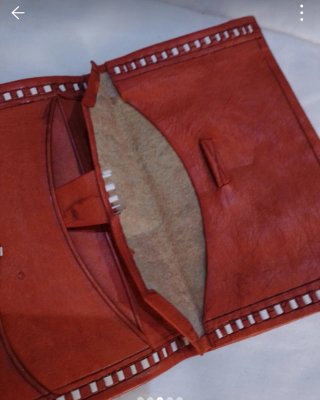 Cartera de piel marrón con diseño labrado