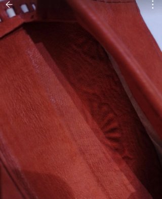 Cartera de piel marrón con diseño labrado