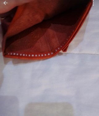 Cartera de piel marrón con diseño labrado