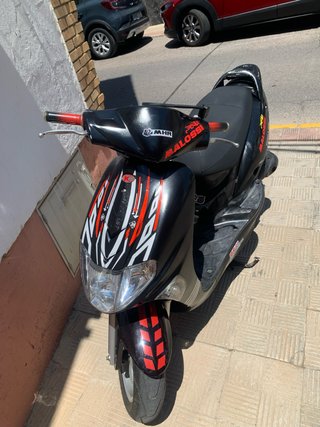 Kymco Vitality Scooter Negra y Roja