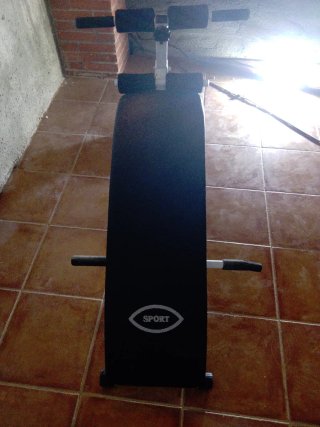 Banco de abdominales y pesas