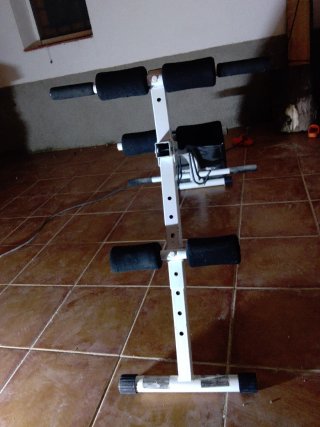 Banco de abdominales y pesas