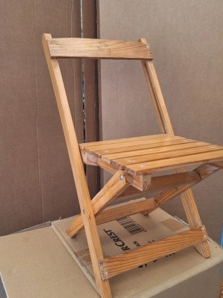 Silla pequeña de madera