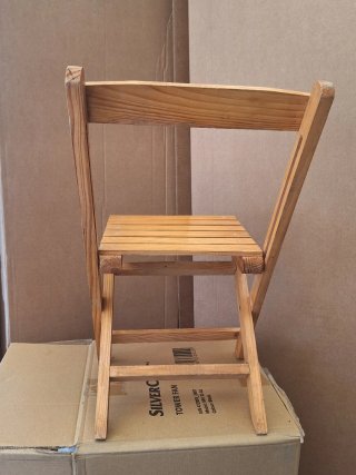 Silla pequeña de madera