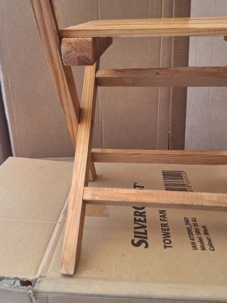Silla pequeña de madera