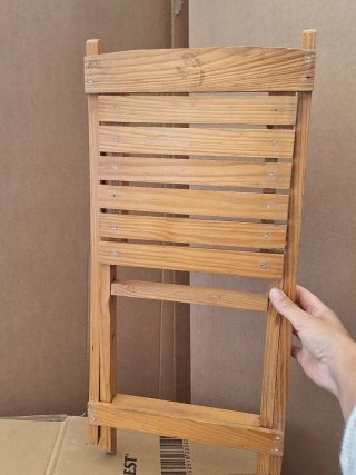 Silla pequeña de madera