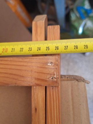 Silla pequeña de madera