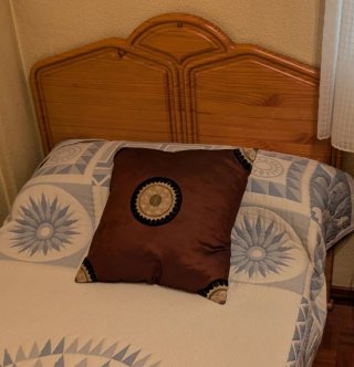 Cabecero de madera marrón