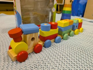 Lote: Pirámide anillas apilables y Tren de Madera