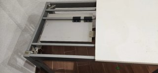 Mesa de cocina blanca y gris