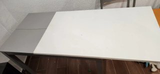 Mesa de cocina blanca y gris